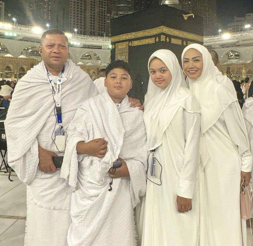 potret Amora berhijab saat umrah (Instagram.com/krisdayantilemos)