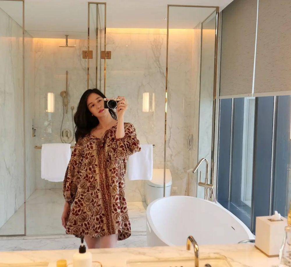 Baju batik ala Laura Basuki (instagram.com/laurabas)