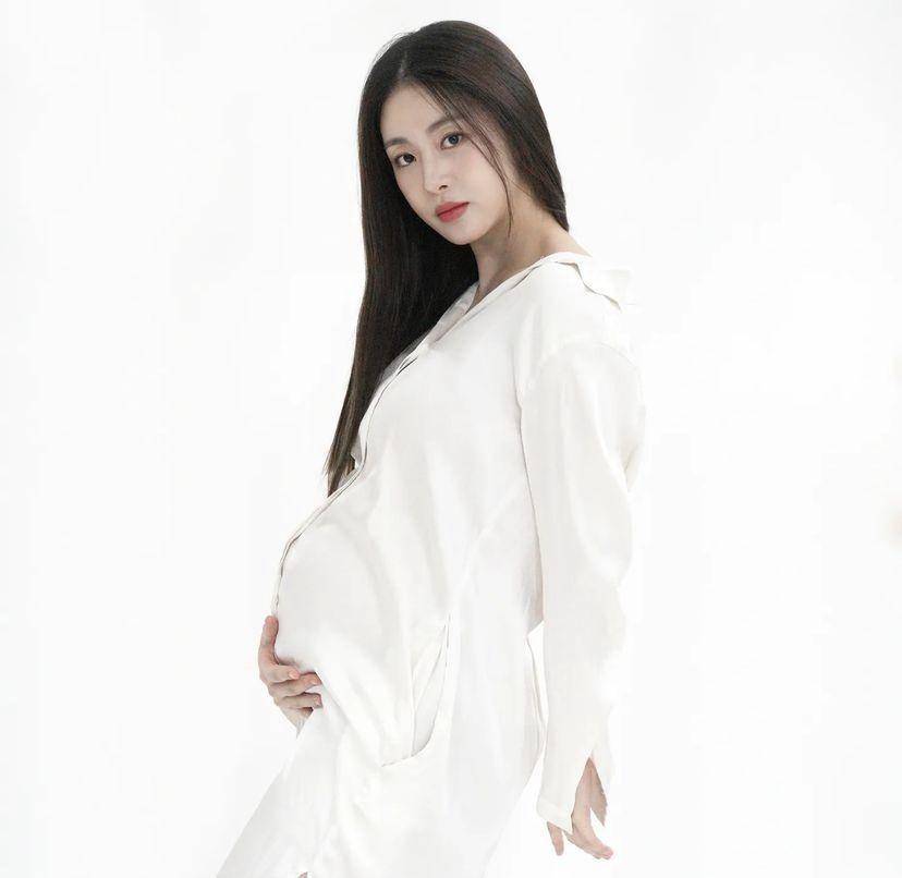 maternity shoot Kang Sora (Instagram.com/reveramess_)