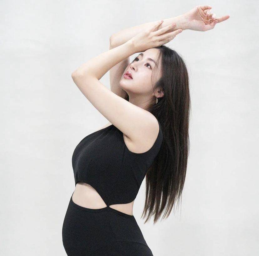 maternity shoot Kang Sora (Instagram.com/reveramess_)