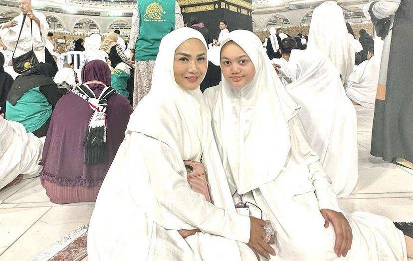7 Potret Amora Anak Krisdayanti Berhijab Saat Umrah, Bikin Pangling