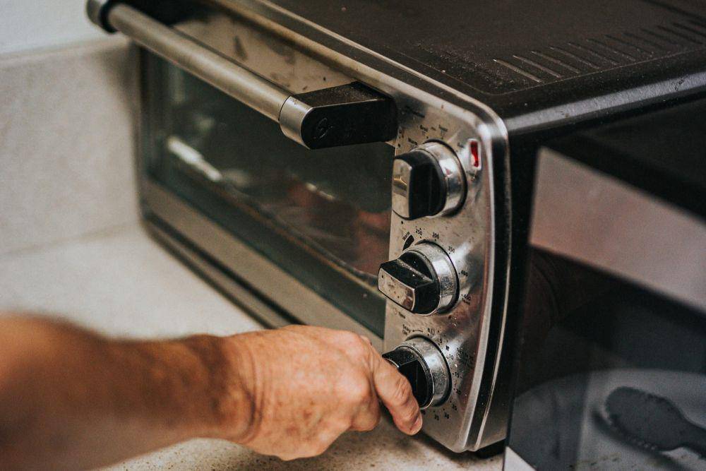 ilustrasi mengatur suhu oven (unsplash.com/ Andrew Valdivia)