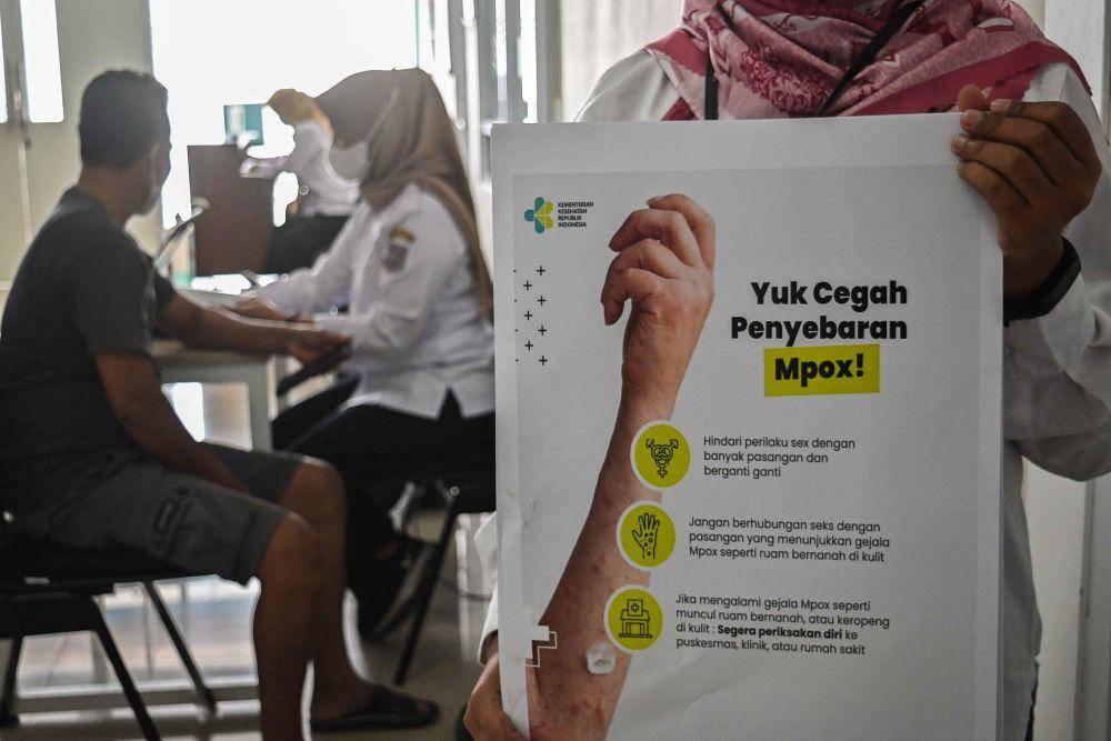 Petugas kesehatan menyosialisasikan penyakit cacar monyet kepada masyarakat di Puskesmas Kedaung, Tangerang Selatan, Banten, Rabu (1/11/2023). (ANTARA FOTO/Sulthony Hasanuddin)