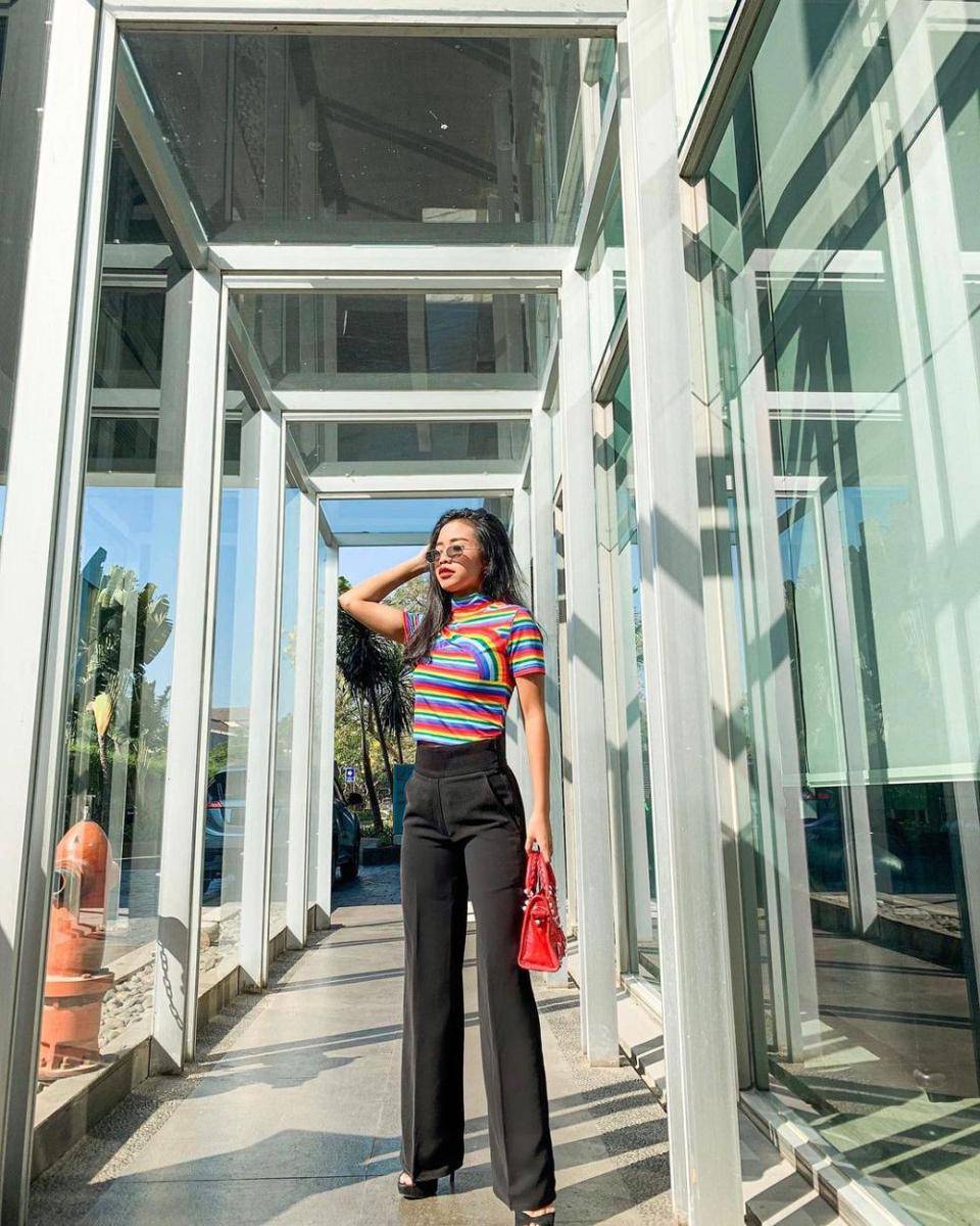 Padu padan busana dan tas tangan ala Ayya Renita (instagram.com/ayyarenita93)
