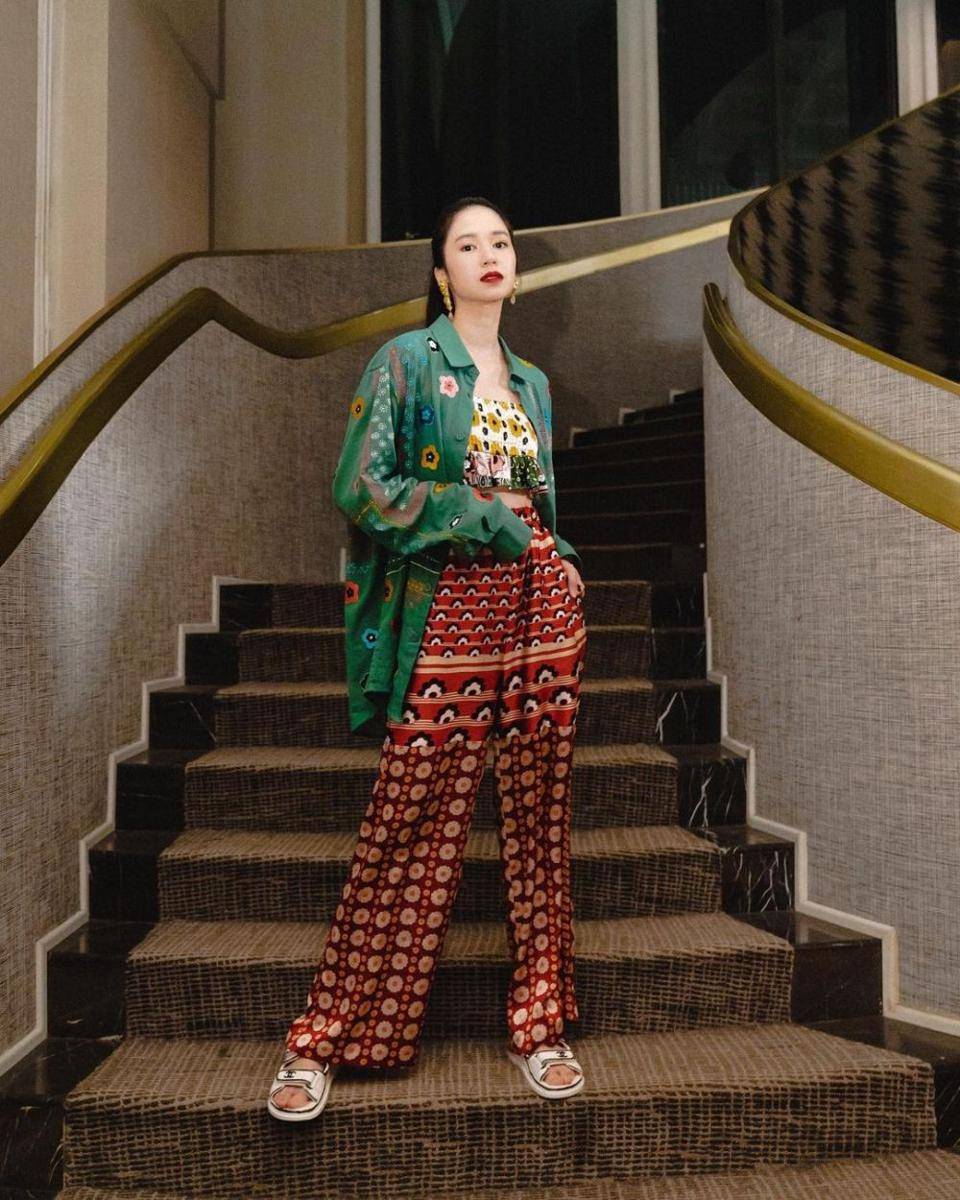 Baju batik ala Laura Basuki (instagram.com/laurabas)