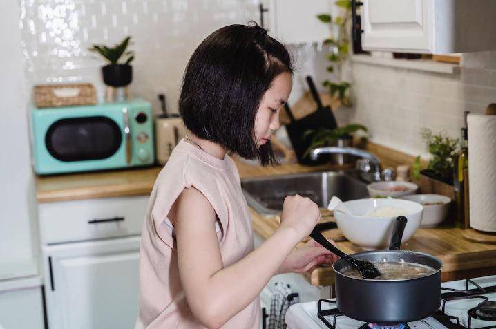 ilustrasi mengaduk masakan (pexels.com/Annushka Ahuja)