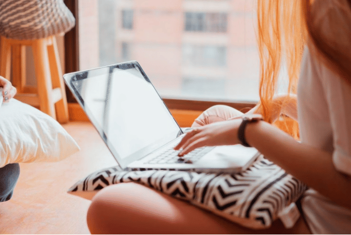 ilustrasi menggunakan laptop (unsplash.com/creativechristians)