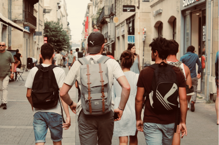 ilustrasi menyusuri jalan (unsplash.com/richwilliamsmith)