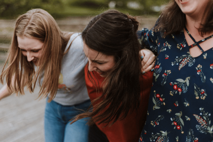 ilustrasi remaja bersenang-senang (unsplash.com/priscilladupreez)