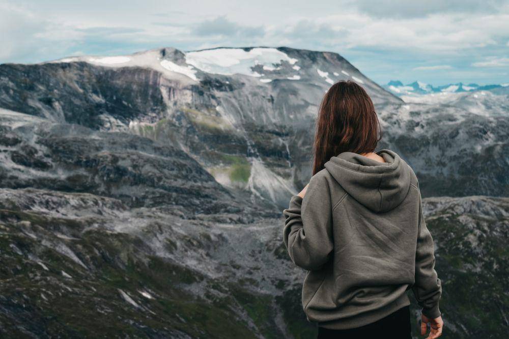 Ilustrasi orang yang menikmati dan mengagumi pemandangan (unsplash.com/Darya Tryfanava)
