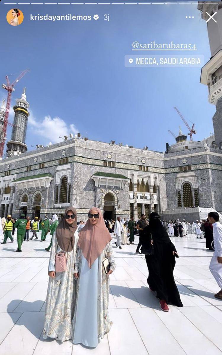 potret Amora berhijab saat umrah (Instagram.com/krisdayantilemos)