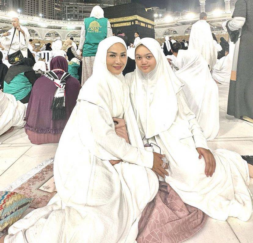 potret Amora berhijab saat umrah (Instagram.com/krisdayantilemos)