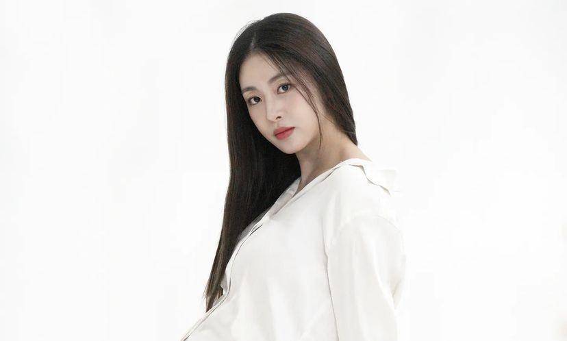 maternity shoot Kang Sora (Instagram.com/reveramess_)