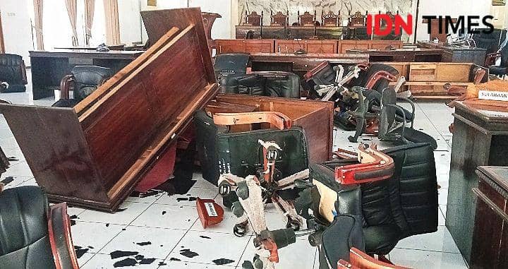Kondisi fasilitas di ruang rapat utama Kantor DPRD Kabupaten Bima usai dirusak pendemo (IDN Times/Juliadin)