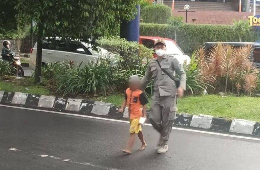 Satpol PP Kota Malang saat menertibkan pengemis anak-anak. (Dok. Satpol PP Kota Malang)