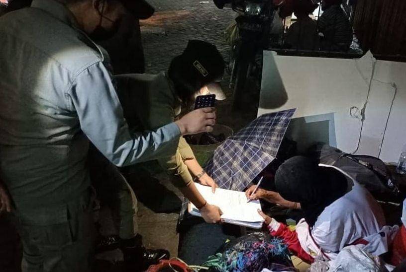 Satpol PP Kota Malang saat menertibkan pengemis. (Dok. Satpol PP Kota Malang)