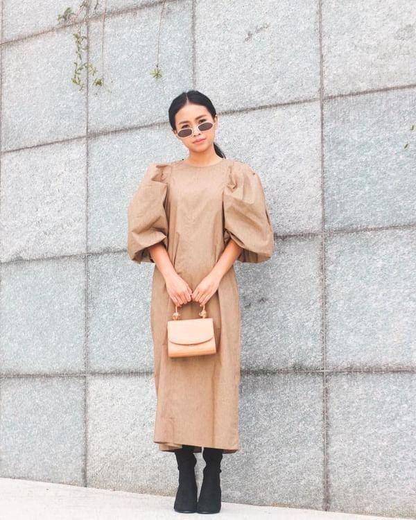 Padu padan busana dan tas tangan ala Ayya Renita (instagram.com/ayyarenita93)