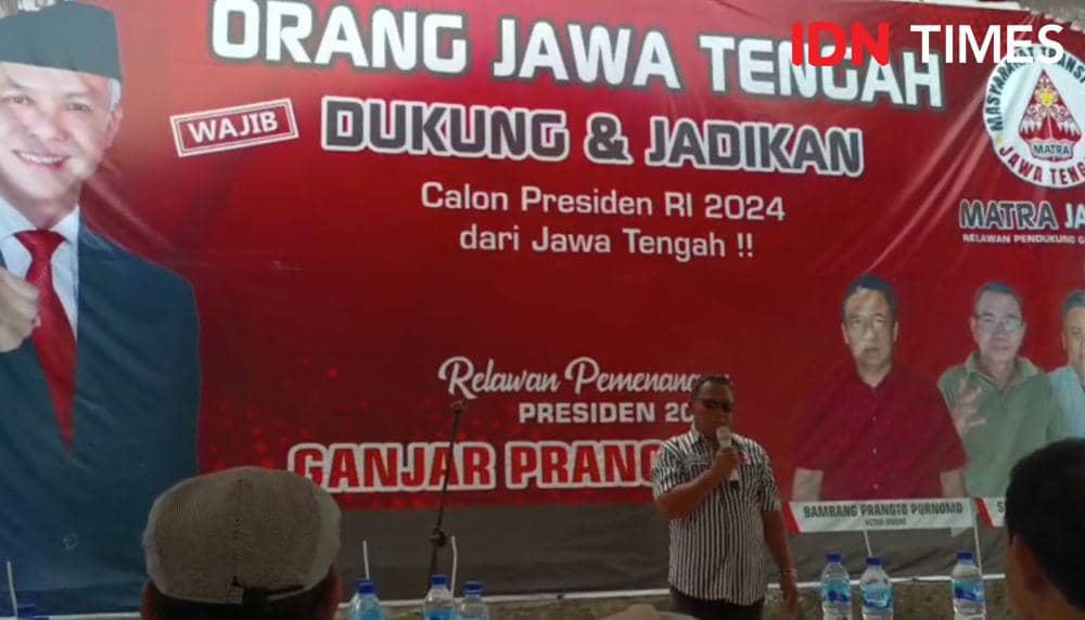 Ketua Masyarakat Transportasi (Matra) Jawa Tengah Bambang Pranoto Purnomo saat meresmikan sekretariat Posko Matra Jateng sebagai langkah mendukung pemenangan bagi bacapres PDIP Ganjar Pranowo. (IDN Times/Fariz Fardianto)