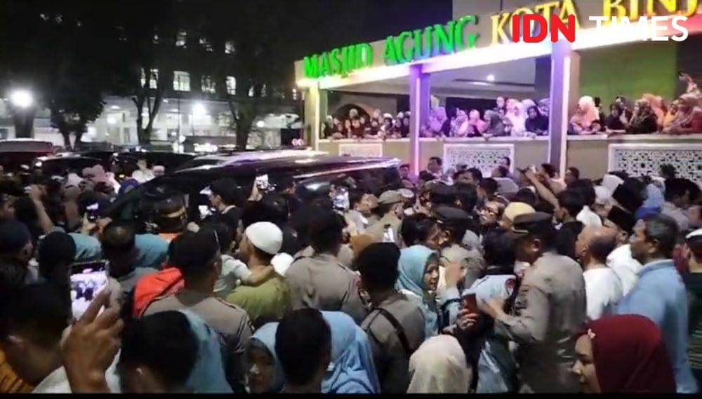 Anies saat datang ke Masjid Agung Binjai, Kamis (2/11/2023). (IDN Times/Bambang Suhandoko)