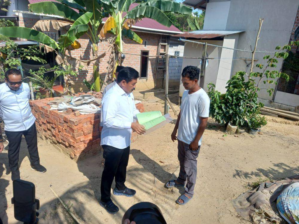 Menteri ATR/BPN bersama salah seorang warga penerima PTSL di Balikpapan. (IDN Times/Istimewa)