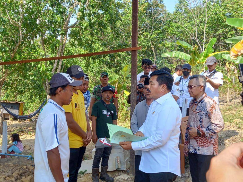 Menteri ATR/BPN menyerahkan sertifikat PTSL kepada warga Manggar, Kota Balikpapan, Kalimantan Timur, Rabu (1/10/2023). (IDN Times/Istimewa)