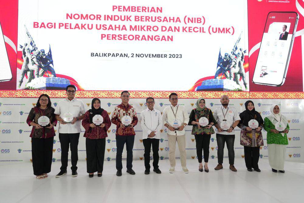 Kegiatan penyerahan Nomor Induk Berusaha (NIB) oleh Kementerian Investasi/Badan Koordinasi Penanaman Modal (BKPM) di Balikpapan. (IDN Times/Humas Kementerian Investasi/BKPM)