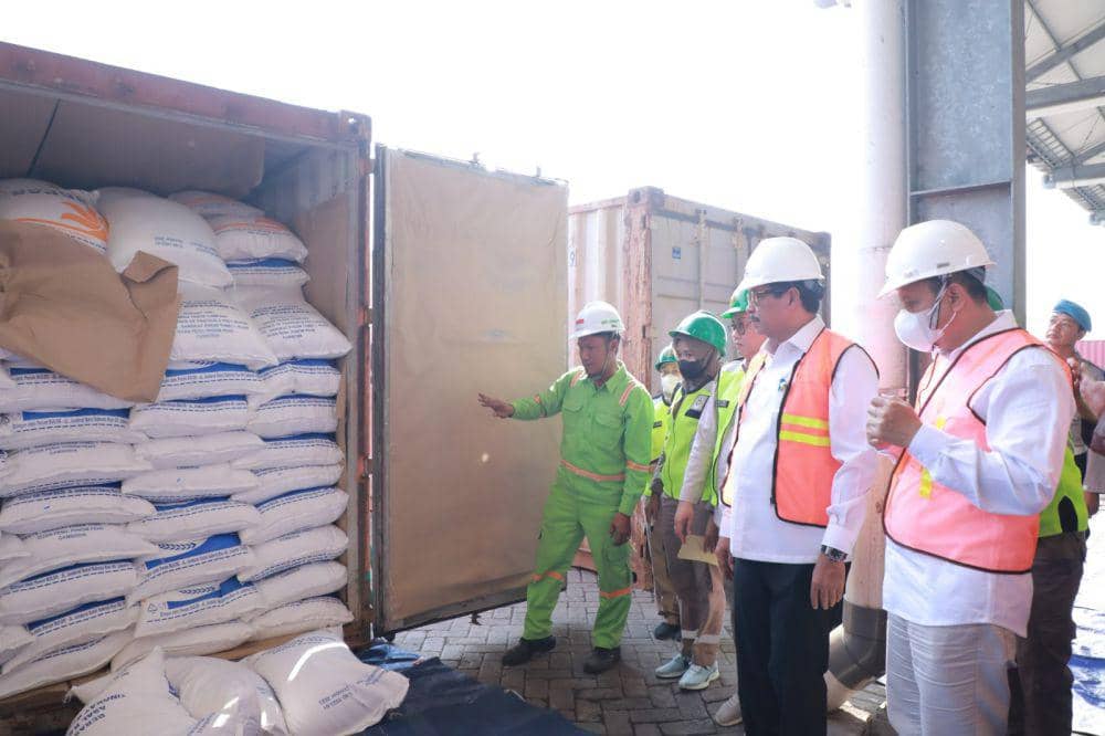 Salah satu peti kemas berisi beras impor dari Kamboja yang dibuka petugas TPKS terlihat dicek ulang oleh Pj Gubernur Jateng Nana Sudjana dan rombongan Bapanas. (IDN Times/Dok Humas Pemprov Jateng)