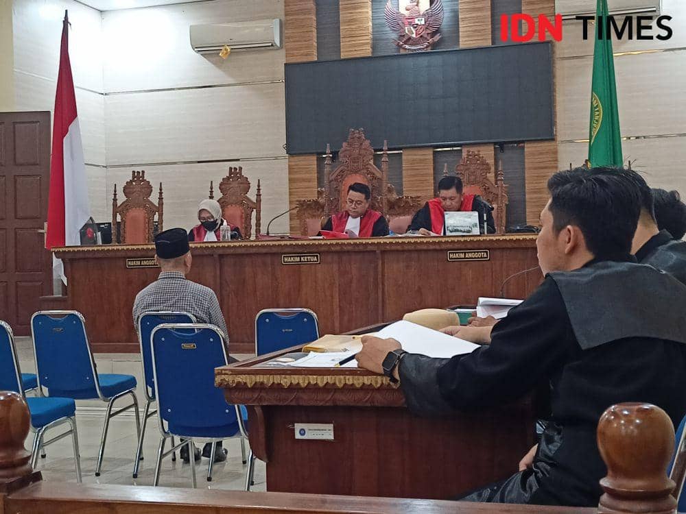 Sidang dakwaan Mantan Kepala Dinas Pemberdayaan Masyarakat dan Desa (PMD) Lampung Utara Abdurahman di PN Tipikor Tanjungkarang, Kamis (2/11/2023). (IDN Times/Tama Yudha Wiguna).