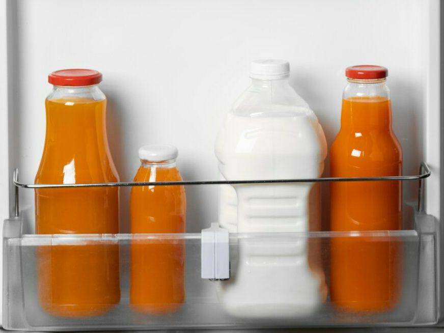 menyimpan susu di pintu kulkas (freepik.com/freepik)