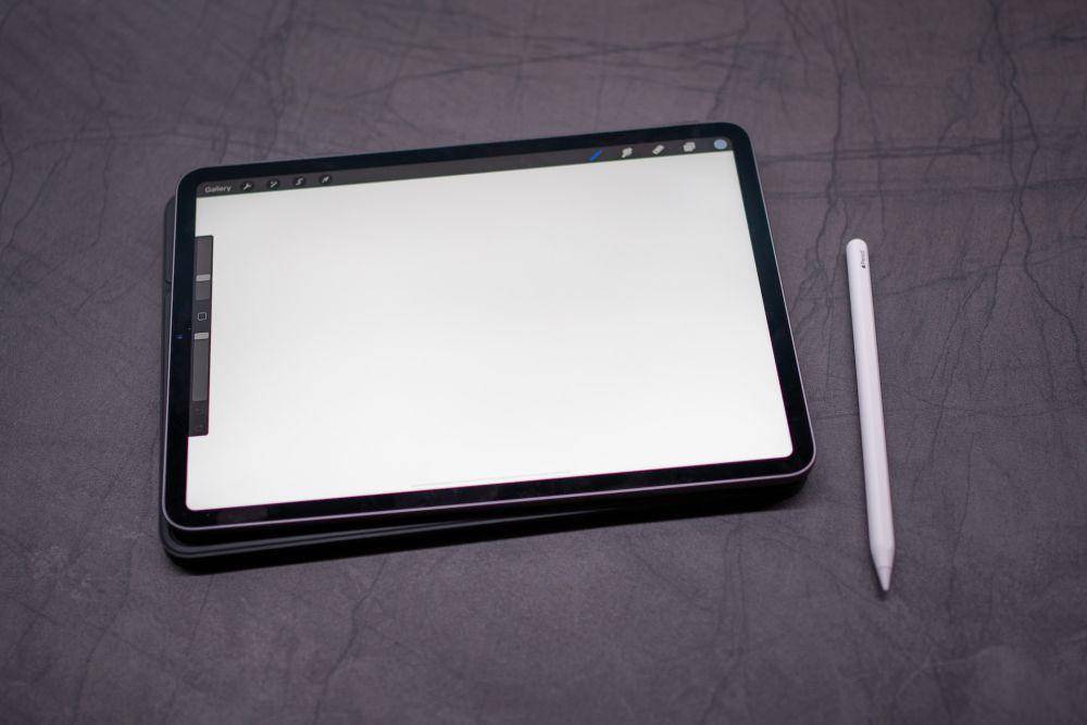 ilustrasi iPad dan Apple Pencil (unsplash.com/Ernest Ojeh)