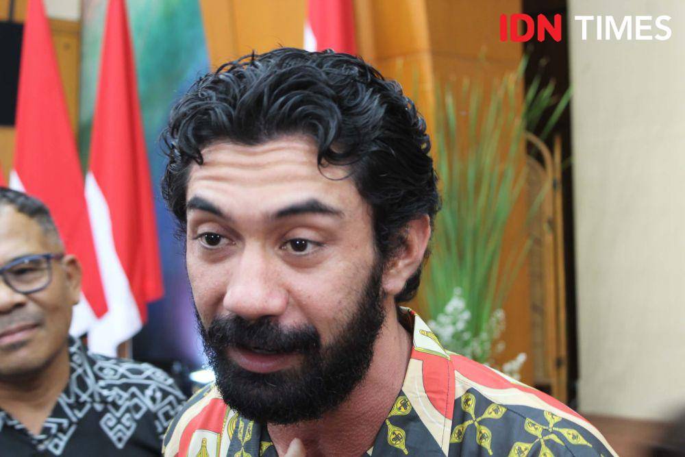 Reza Rahadian di konferensi pers FFI 2023 pada Rabu (02/11/2023). (IDN Times/Ines Suseno)