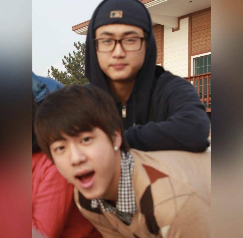 Jin dan kakak laki-lakinya (Instagram.com/sun_dad90)