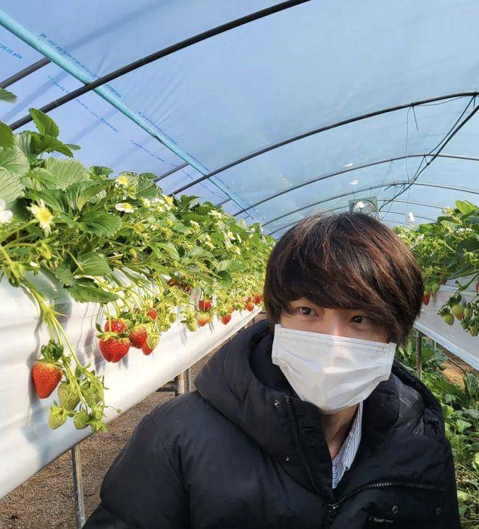Jin di kebun stroberi milik pamannya (Intagram.com/Jin)