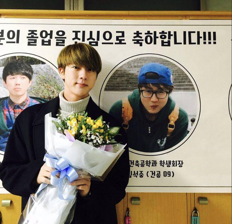 Jin di acara kelulusan kakaknya (twitter.com/BTS_twt)