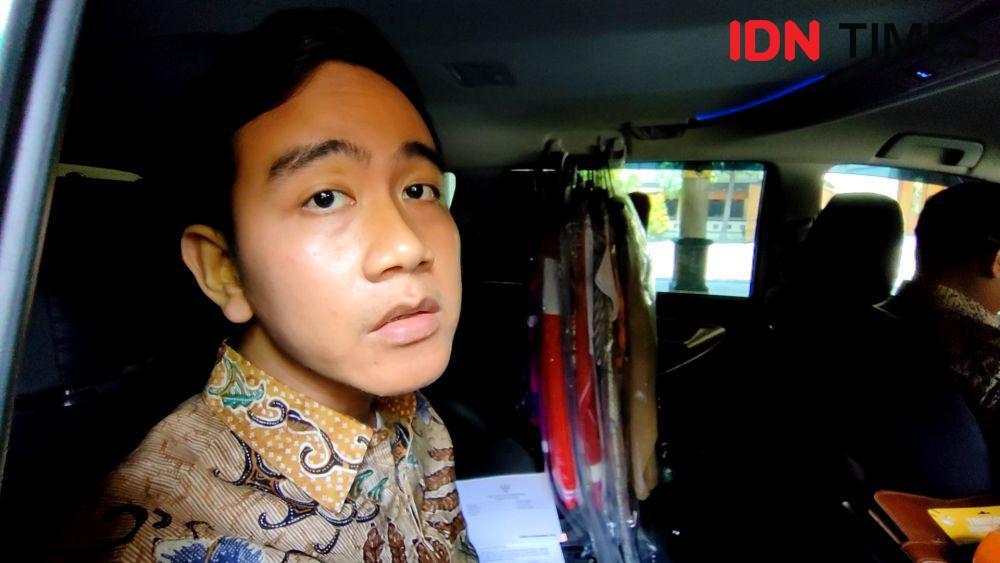 Hoax! Gibran Bantah Paspamres Tegur Warga Pakai Kaos Caleg PDIP
