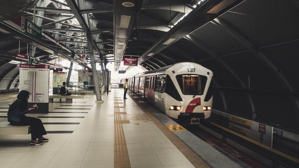 [CERPEN] Malaikat di Stasiun Kereta