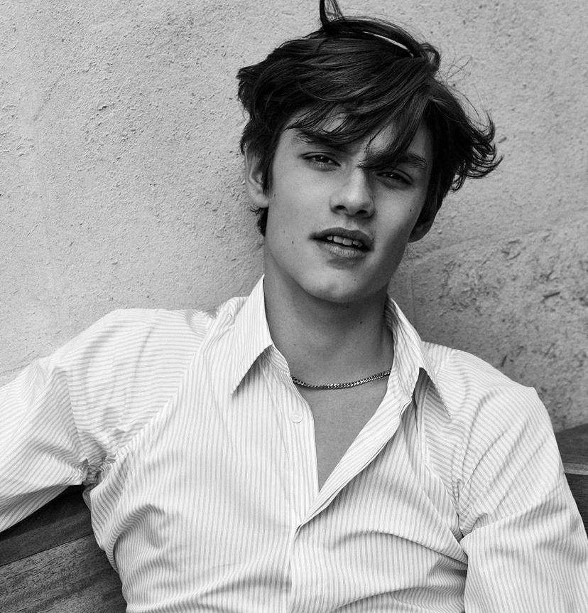 potret Louis Partridge (instagram.com/louispatridge)