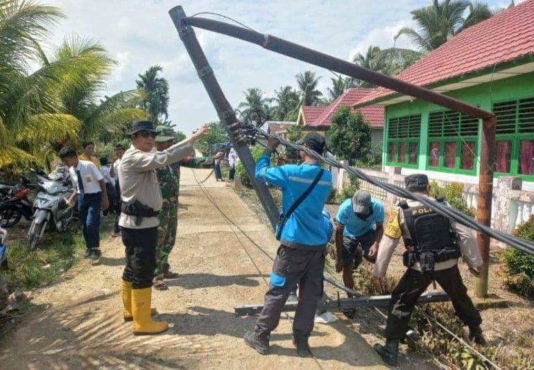 (Tiang listrik yang roboh di Banyuasin) IDN Times/istimewa