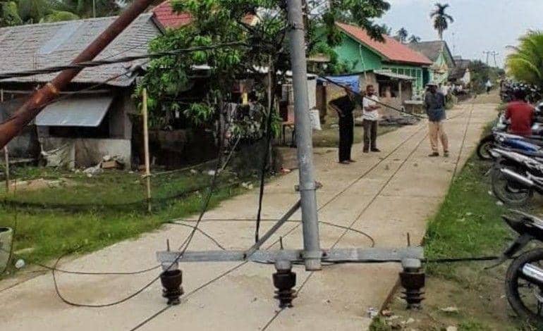 17 Tiang Listrik di Makarti Jaya Banyuasin Roboh karena Keropos