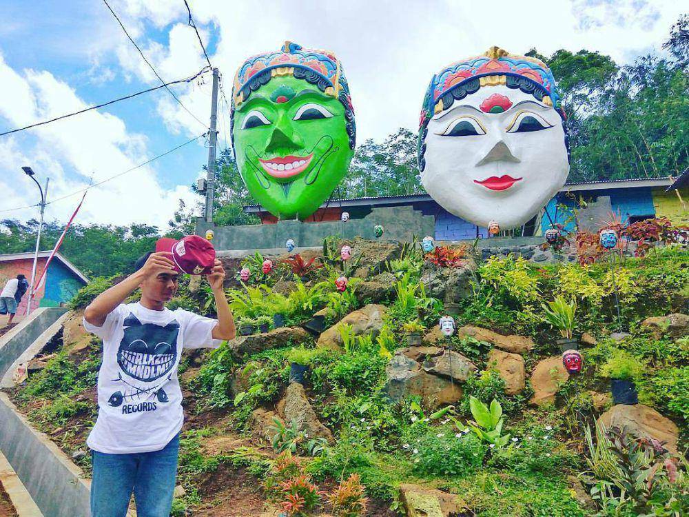 Dua ikon topeng raksasa di Kampung Topeng Malang. Instagram/malangbeh