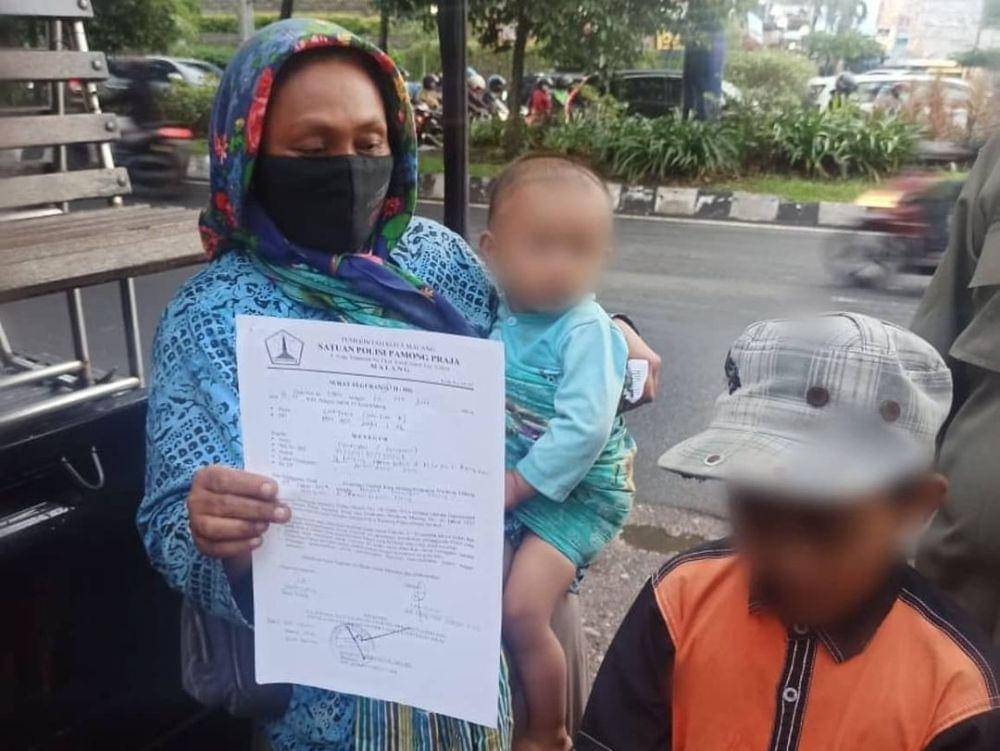 Satpol PP Kota Malang saat menertibkan pengemis. (Dok. Satpol PP Kota Malang)