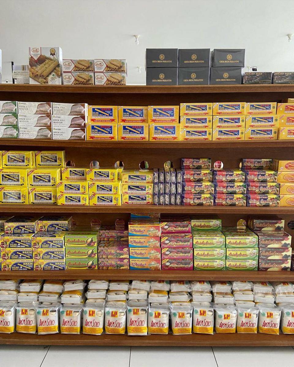 Brem dengan berbagai bentuk dan rasa yang di-display di toko oleh-oleh di Madiun. Instagram/omahnusantara.ae