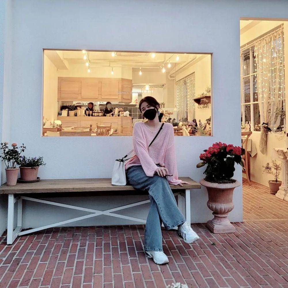 Lee Re (instagram.com/leere0312)