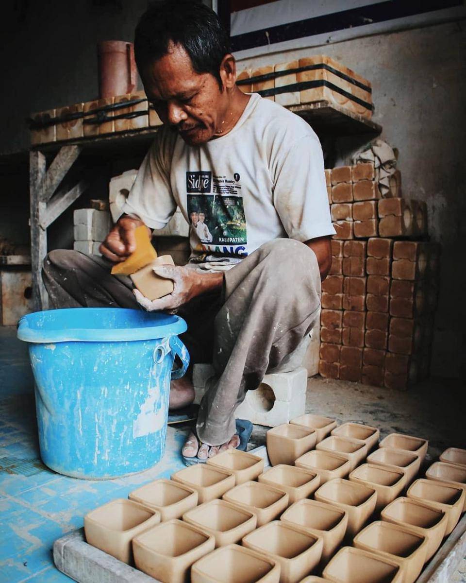 Perajin di Kampung Keramik Dinoyo. Instagram/exploremalang