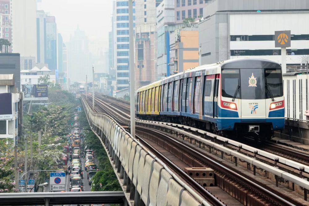ilustrasi BTS Skytrain (unsplash.com/Niko Lewman)