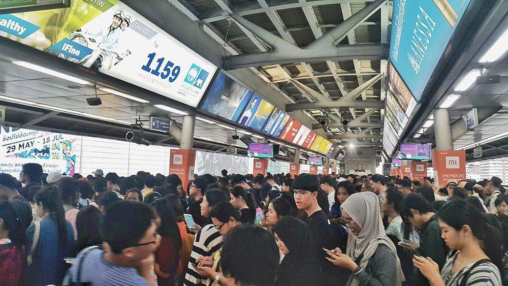 ilustrasi suasana jam-jam sibuk penumpang BTS SKytrain (commons.wikimedia.org/Chainwit.)