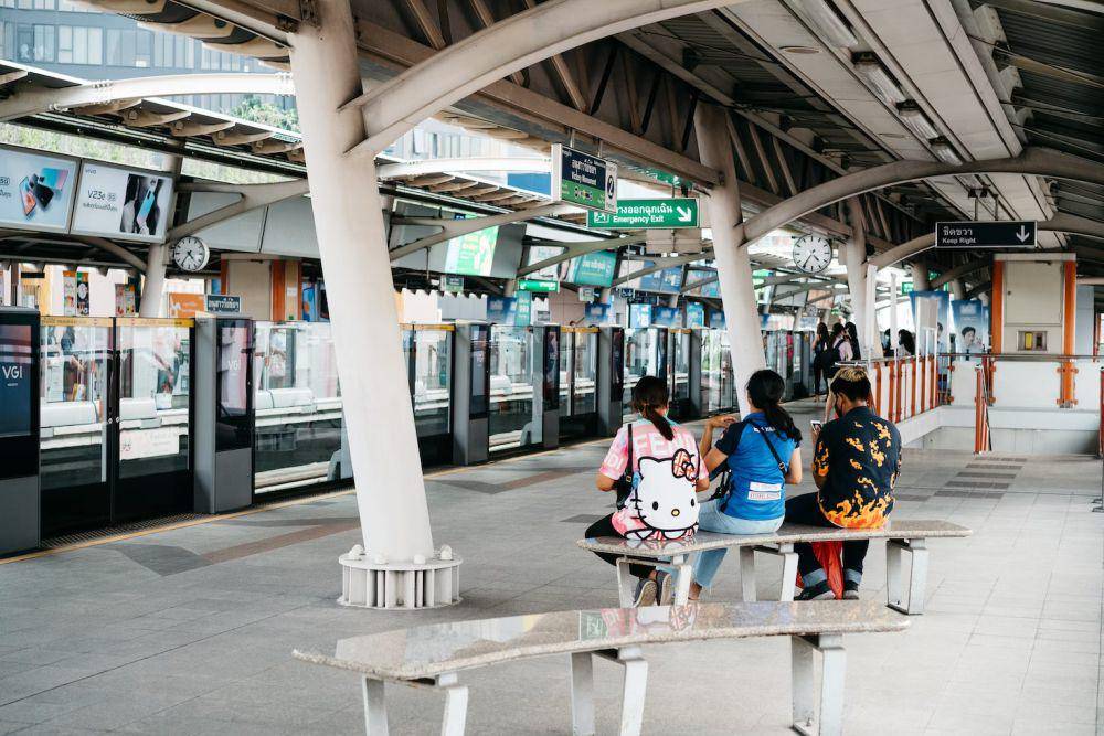 ilustrasi menunggu BTS Skytrain (unsplash.com/Markus Winkler)