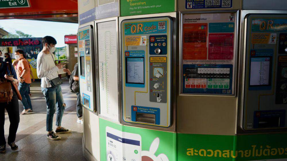 ilustrasi membeli tiket BTS skytrain (unsplash.com/ThaimaaOpas)