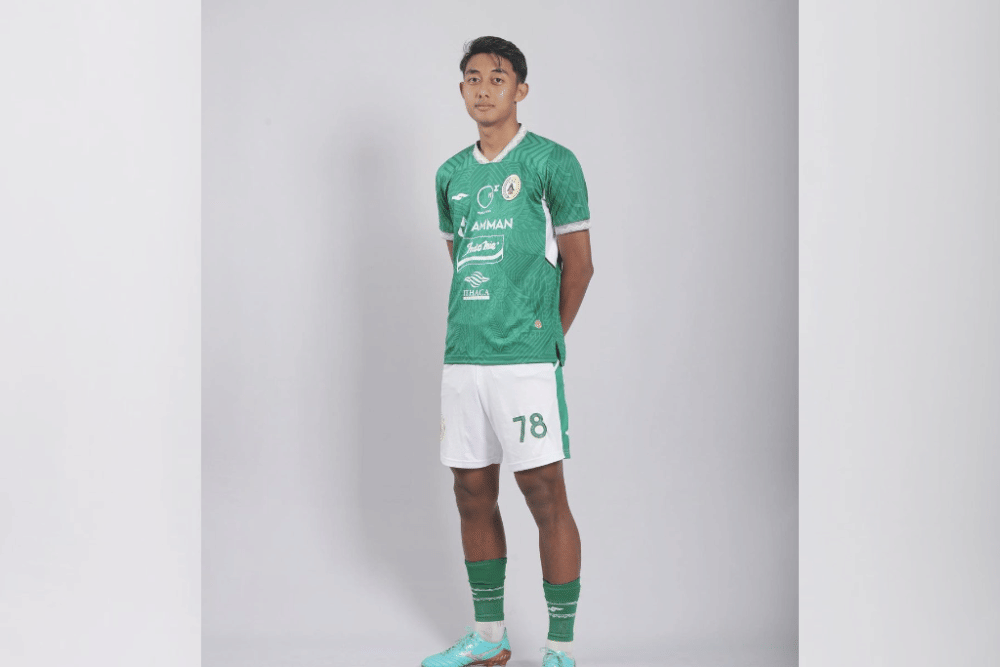 Bek PSS Sleman, Ifan Nanda, dalam sesi pemotretan resmi tim jelang Liga 1 2023-24. (Instagram.com/ifannanda.p)
