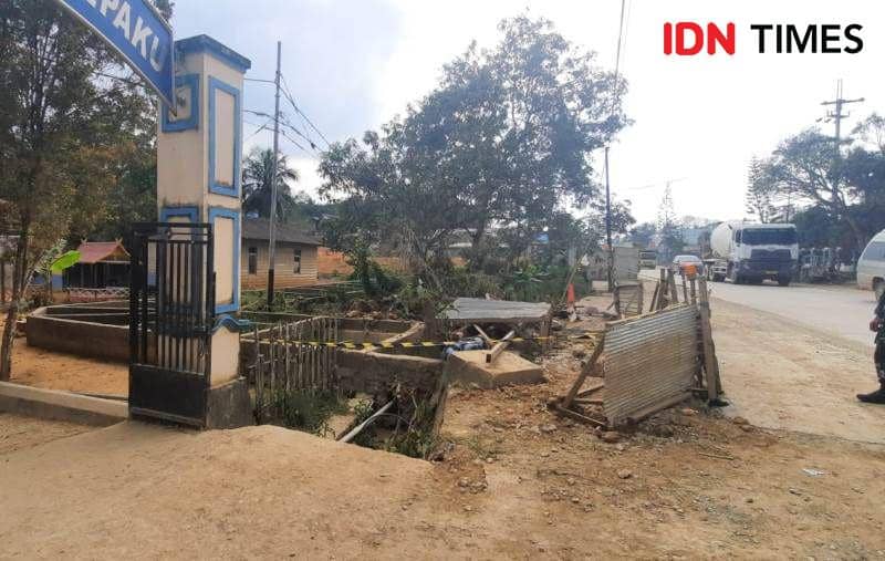 Posisi sekolah SDN 020 Sepaku rawan bagi peserta didiknya karena berada tempat di pinggir jalan raya (IDN Times/Ervan)
